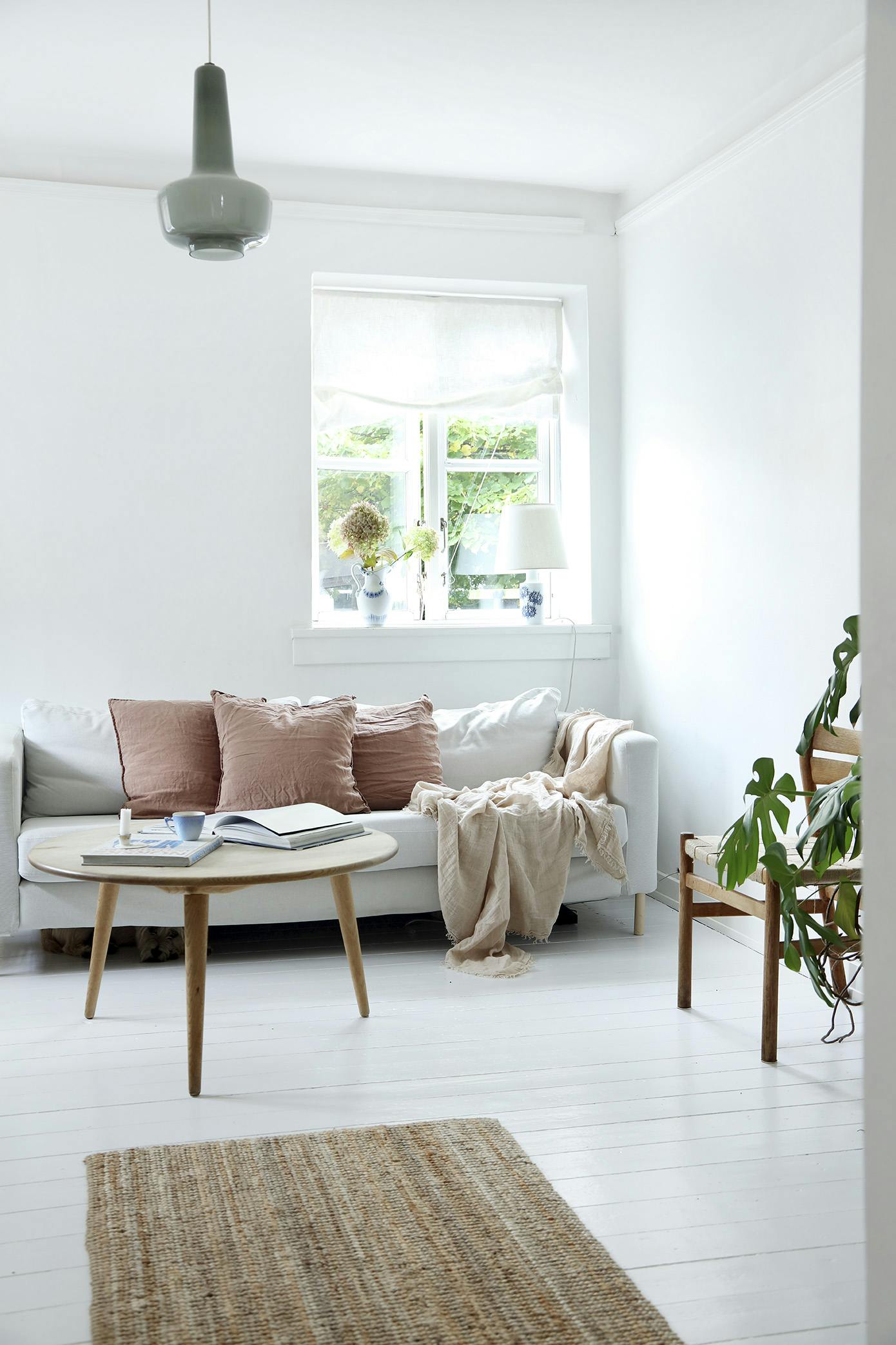 nythomasskyumbom220128 Hvid sofa